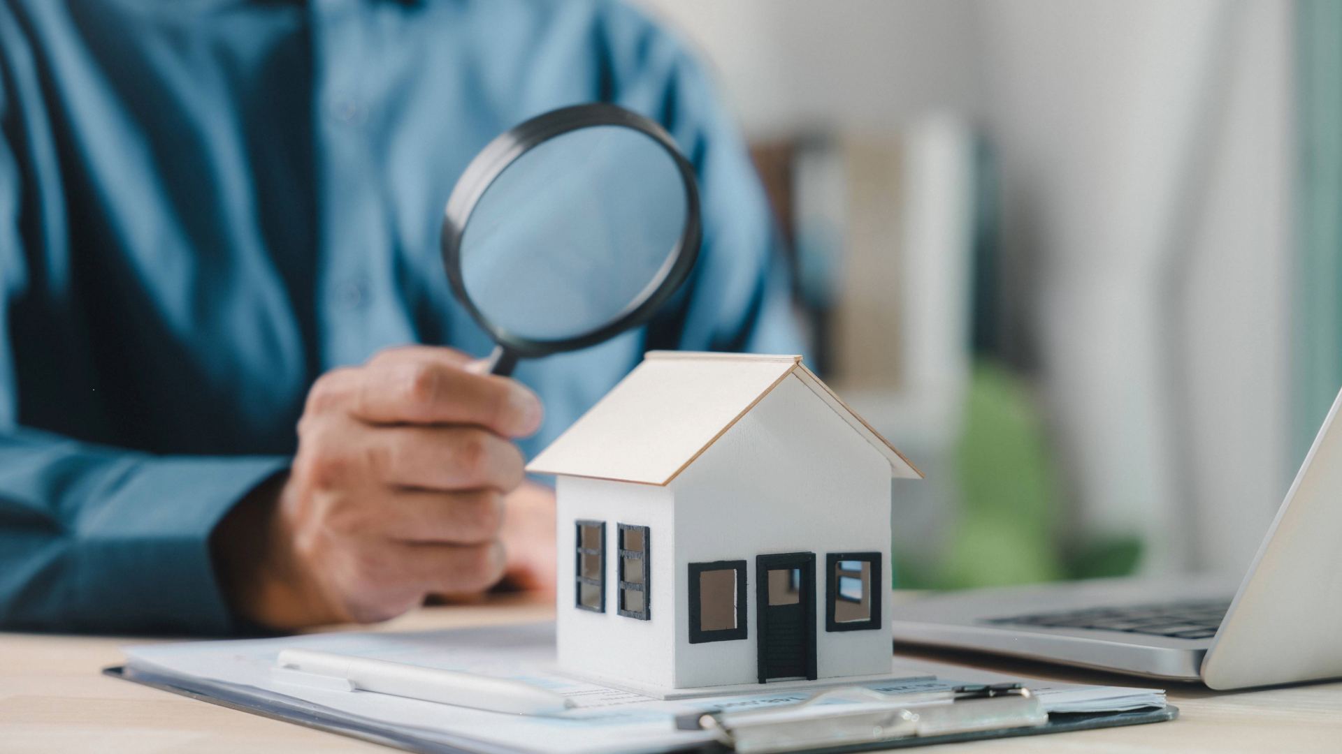 Dienstbarkeiten, Nießbrauch & Co.: Wie Grundbucheinträge den Immobilienwert beeinflussen